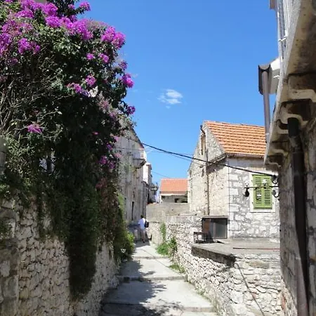 Haracic * Hvar Town